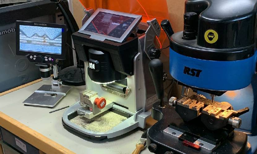 Keys Cut While You Wait 2